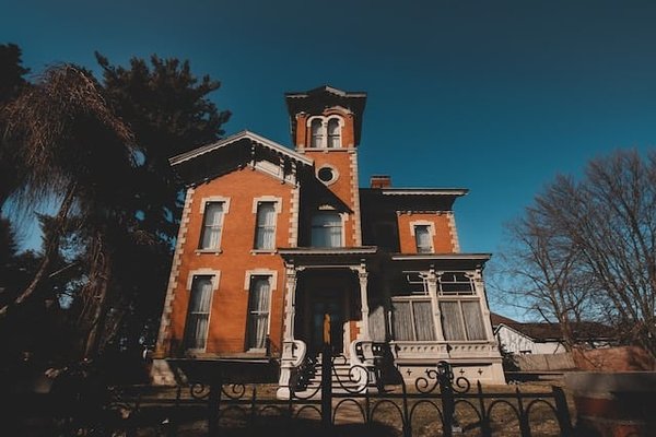 Une élégante maison historique a été transformée en 6 façons à l'aide de peinture.